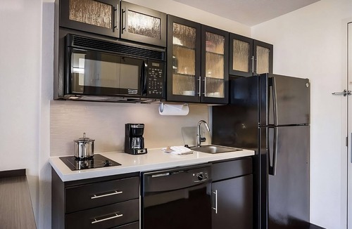 North Arlington Hotel | Unwind & Relax! Close to International Wildlife Park! Onsite Parking, Pool!