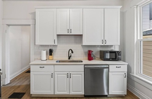 Olde Towne East House | Updated 4BR/2.5BA in Old Town East | Sleeps 12 | Walk to Downtown