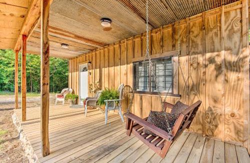 Hatton House | Updated Cabin w/Porch, Mins to Cossatot River