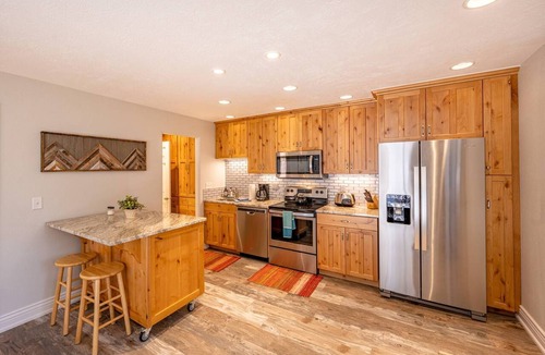 Park City Condo | Updated Canyons Condo – Walk to Skiing, Hot Tub, Fireplace, Free On-Call Shuttle