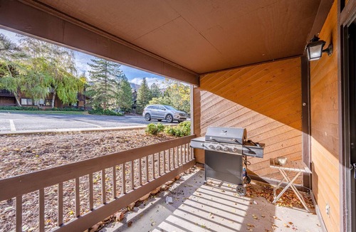 Park City Condo | Updated Canyons Condo – Walk to Skiing, Hot Tub, Fireplace, Free On-Call Shuttle