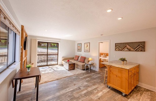 Park City Condo | Updated Canyons Condo – Walk to Skiing, Hot Tub, Fireplace, Free On-Call Shuttle