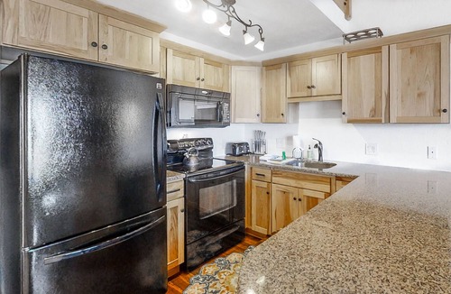 Jackson Condo | Updated condo w/Mt Washington views, free WiFi, private washer/dryer, & more