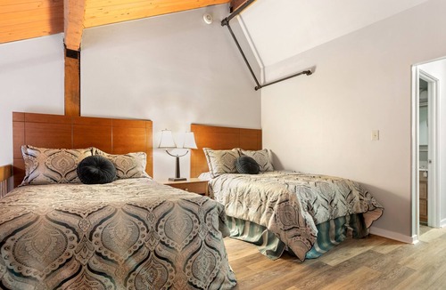 Wintergreen Condo | Updated Mountain Inn unit with open loft - accomodates 2