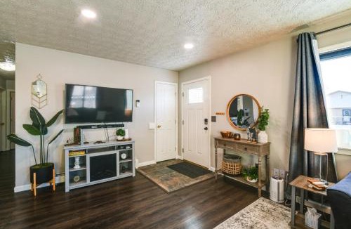 Bayshore - Klatt House | Updated Townhome: Near Airport & Shopping!