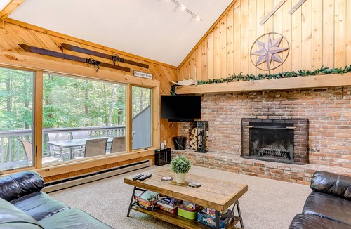 Intervale House | Updated Woodland Pines townhome w/river access, shared pool, free WiFi, deck