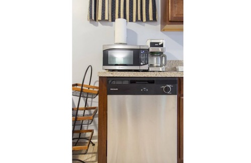 Boyds Apartment | 🌴☀️Upgraded 3 Bedroom Basement Apartment w/Private Entry 🌴☀️
