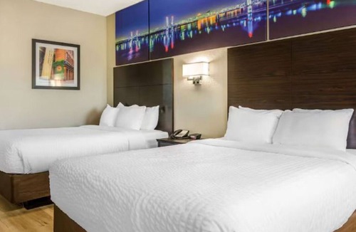 Jeffersontown Hotel | Upgraded Comfort | Near Historic Middletown Museum | Free Parking & Breakfast