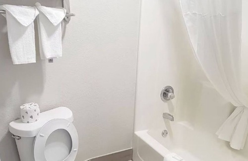 Jeffersontown Hotel | Upgraded Comfort | Near Historic Middletown Museum | Free Parking & Breakfast
