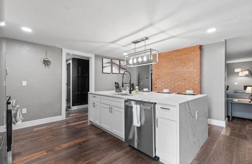 Shadyside Apartment | Upscale 2 Story Apartment with 8 beds and Free Parking, walkable to S Highland ave