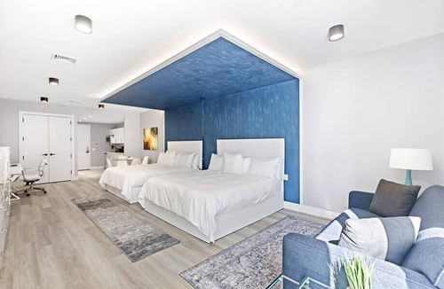 Port Morris Hotel | Upscale Double King Suite| Fitness Center | Mott Haven