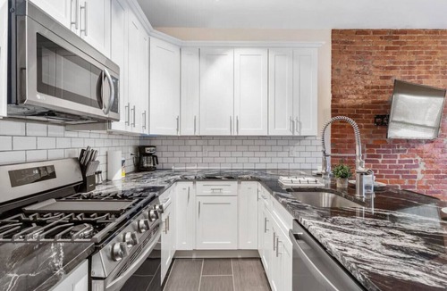 Shadyside Apartment | Upscale Double King Bed Suite ~ Steps from Walnut!