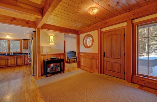 Newbury Ski Chalet | Upscale luxury 5 Bedroom Sunapee retreat 3 min from Lake and Mountain + Jacuzzi