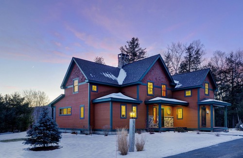 Newbury Ski Chalet | Upscale luxury 5 Bedroom Sunapee retreat 3 min from Lake and Mountain + Jacuzzi