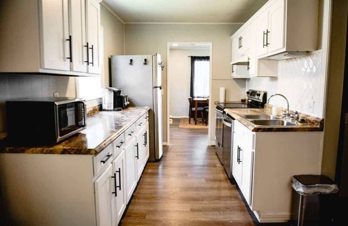 Huntington House | Urban Cottage:Homey & Convenient