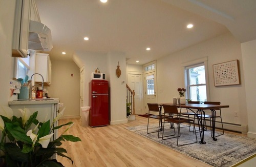 Brunswick Apartment | Vacation Creation Downtown Brunswick 2King Beds