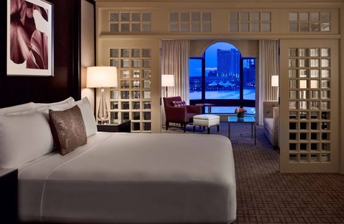 Downtown Baltimore Hotel | Vacation Starts Here! Pet-Friendly, Near Oriole Park at Camden Yards