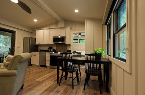 Cuyahoga Falls Cabin | Valley Overlook, heart of Cuyahoga Valley National Park - Cabin for 4