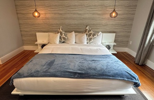 Newport Hotel | Very cool 1 Bed/1 Bath/(Sleeps 4) Dog friendly with parking on Historic Pelham St.