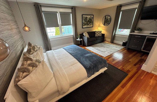 Newport Hotel | Very cool 1 Bed/1 Bath/(Sleeps 4) Dog friendly with parking on Historic Pelham St.