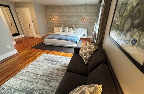 Newport Hotel | Very cool 1 Bed/1 Bath/(Sleeps 4) Dog friendly with parking on Historic Pelham St.