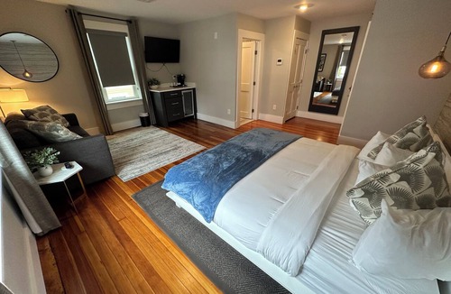 Newport Hotel | Very cool 1 Bed/1 Bath/(Sleeps 4) Dog friendly with parking on Historic Pelham St.