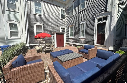 Historic Hill Apartment | Very Cool 2 bed/1 bath/Pullout Sofa (sleeps 6)/Dog Friendly Apartment on Historic Spring St.