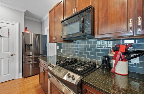 Victorian Village House | Very Spacious 14 Bed/3.5Bath home-Perfect location