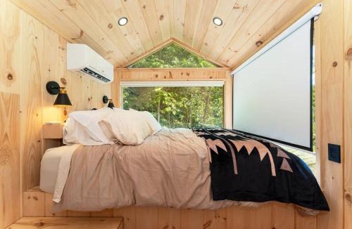 Sullivan House | Vesta Nook With Shower Queen Bed & pullout sofa