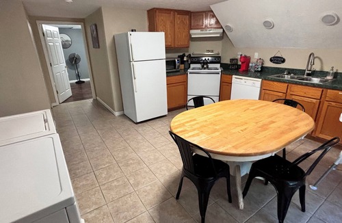 New Pekin Apartment | Victorian Upstairs Apartment with fast WiFi & Desk