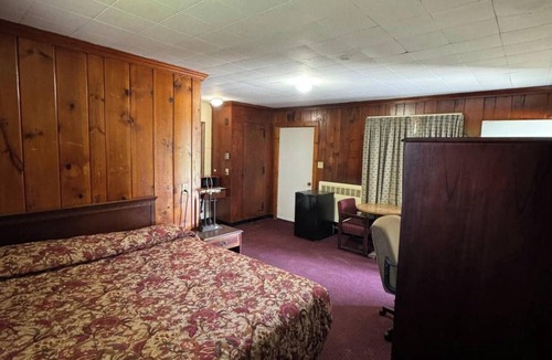 Clinton Hotel | Village Motel By OYO Clinton