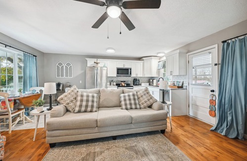 Vine Grove Cottage | Vine Grove Home w/Deck, 4 Mi to Saunders Springs!