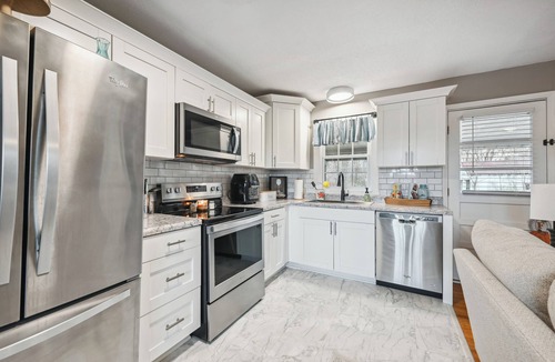 Vine Grove Cottage | Vine Grove Home w/Deck, 4 Mi to Saunders Springs!