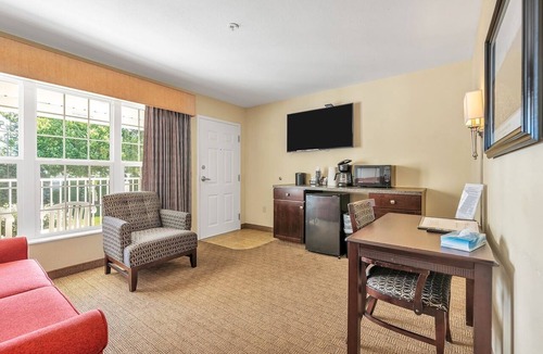 Kelleys Island Hotel | Vineyard Suite at Kelley's Island Venture Resort