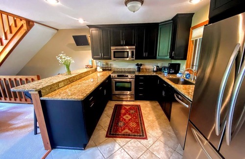 Carroll Cabin | W1 Cozy and Comfortable Bretton Woods Condo with Ski Slope Views Fireplace in Carroll, NH