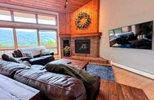 Carroll Villa | W5 AIR CONDITIONED Mount Washington Place townhouse with fireplace air hockey free and fast wifi