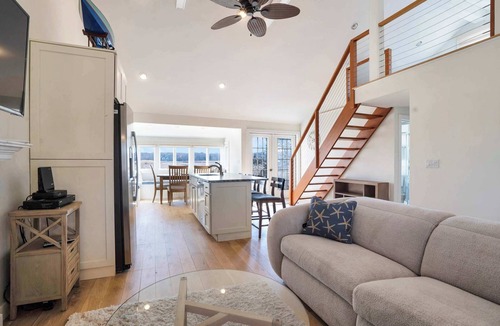 Wading River House | Wading River Beach Cottage | Steps to Shore, Screened Porch