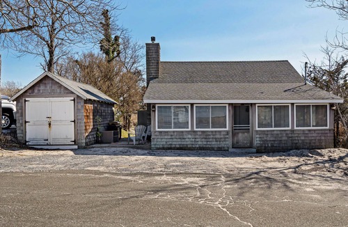 Wading River House | Wading River Beach Cottage | Steps to Shore, Screened Porch