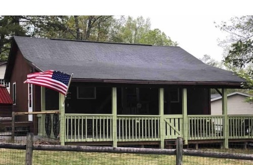Pipestem Cottage | Wagon Wheel Cottage:Pet Friendly Cabin at Pipestem
