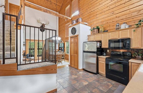 Branson Theater District Cabin | Walk-in Log Cabin with Fireplace & Screened-in Balcony - Heart of Branson