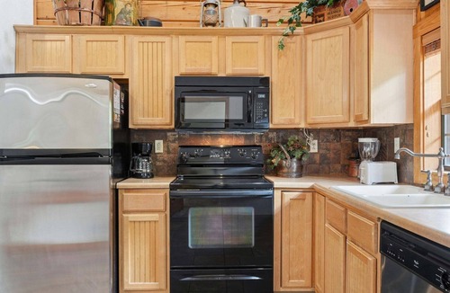 Branson Theater District Cabin | Walk-in Log Cabin with Fireplace & Screened-in Balcony - Heart of Branson