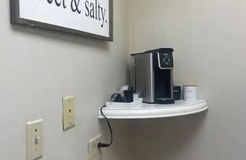 Wilkinsburg Apartment | WALK TO ACRISURE AND PNC STADIUMS FROM 1BR. JUNIOR SUITE IN MEXICAN WAR STREETS