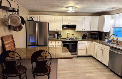 Newport East House | Walk to beach! Great large outdoor patio. Booking Spring/Summer/Fall 2026!