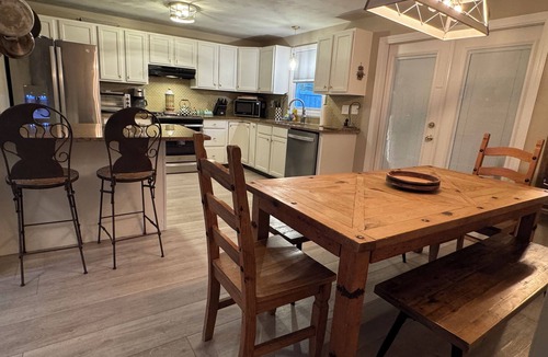 Newport East House | Walk to beach! Great large outdoor patio. Booking Spring/Summer/Fall 2026!