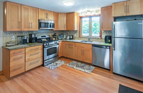 Barnstable County Cottage | Walk to Beach & Main St: Dog-friendly Cape Cod Gem