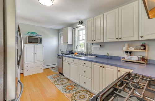 Momauguin House | Walk to Beaches: Sunny East Haven Home w/Grill