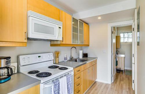 Madison Center Apartment | Walk to Coast! Convenient Cottage in Dtwn Madison