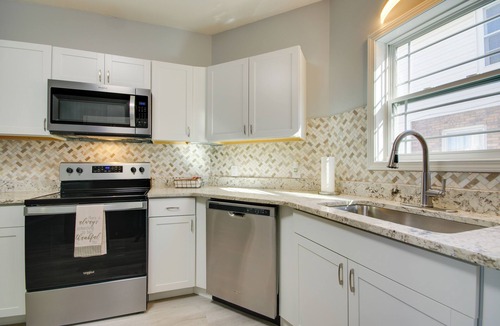 Warrensburg Cottage | Walk to Dtwn Warrensburg: Cozy Family Home!