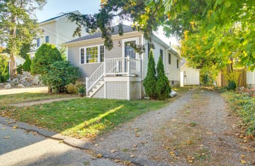 Kingston House | Walk to Grays Beach Park: Kingston Seaside Escape