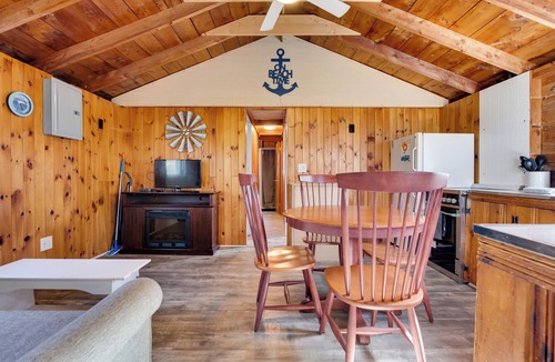 York Beach Cottage | Walk to Long Sands Beach: Cottage w/Fire Pits!